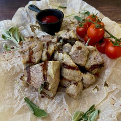 Шашлык из свиной лопатки на кефире с шалфеем (весовой) охлажденный Шашлык из свиной лопатки на кефире с шалфеем (весовой) охлажденный